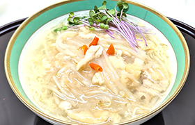 鶏肉の細切り汁そば